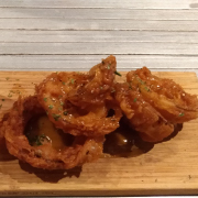 ハニーマスタードでいただくオニオンリングフライ。旨い。