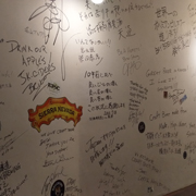 店内の壁に書かれた各地の醸造所の方によるメッセージ。クラフトビールに注がれる情熱が溢れていました