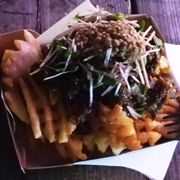 他の店舗で購入したあみあみポテトのビーフシチューがけ。美味しかったです