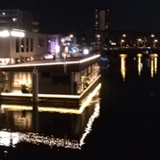 川沿いにあります